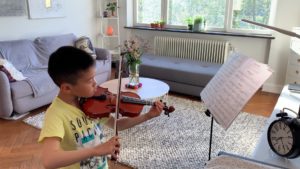 Eddie Tsai spelar ett fiolstycke