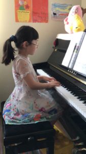 Freya Xintian Niu spelar flera pianostycken