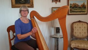Gertrud Fors gratulerar med "Princess Polka" (harpa)