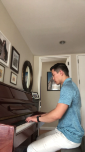 Henry Xie, New York spelar Bach på piano och gitarr!