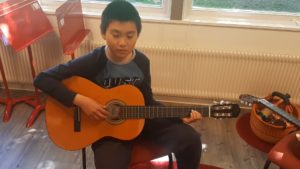 Jay Zhang spelar "Nu grönskar det"