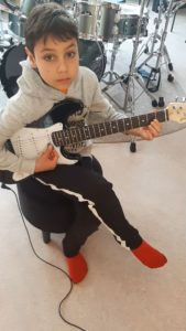 Mikail Kamal Makili-Aliyev spelar "Happy Birthday" (elgitarr)