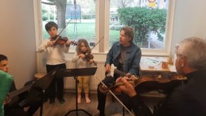 Petar Garovic, Sophia Engelsberg och Maximilian Engelsberg spelar Rocktolvan