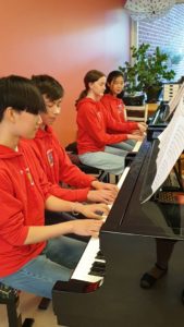 Pianopartiet (Junxi, Sam, Emma och Jessica) spelar JM Sjöbergs "Stillhet"