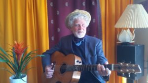 Thomas Wiehe sjunger och spelar en födelsedagshälsning