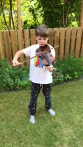 Johan Hardion spelar fiol och gratulerar