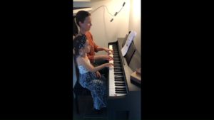 Sofia och mamma Lisa Padilla spelar Yankee doodle (pianoduett)