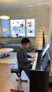 Justin Tsai spelar Andante av J Haydn/White