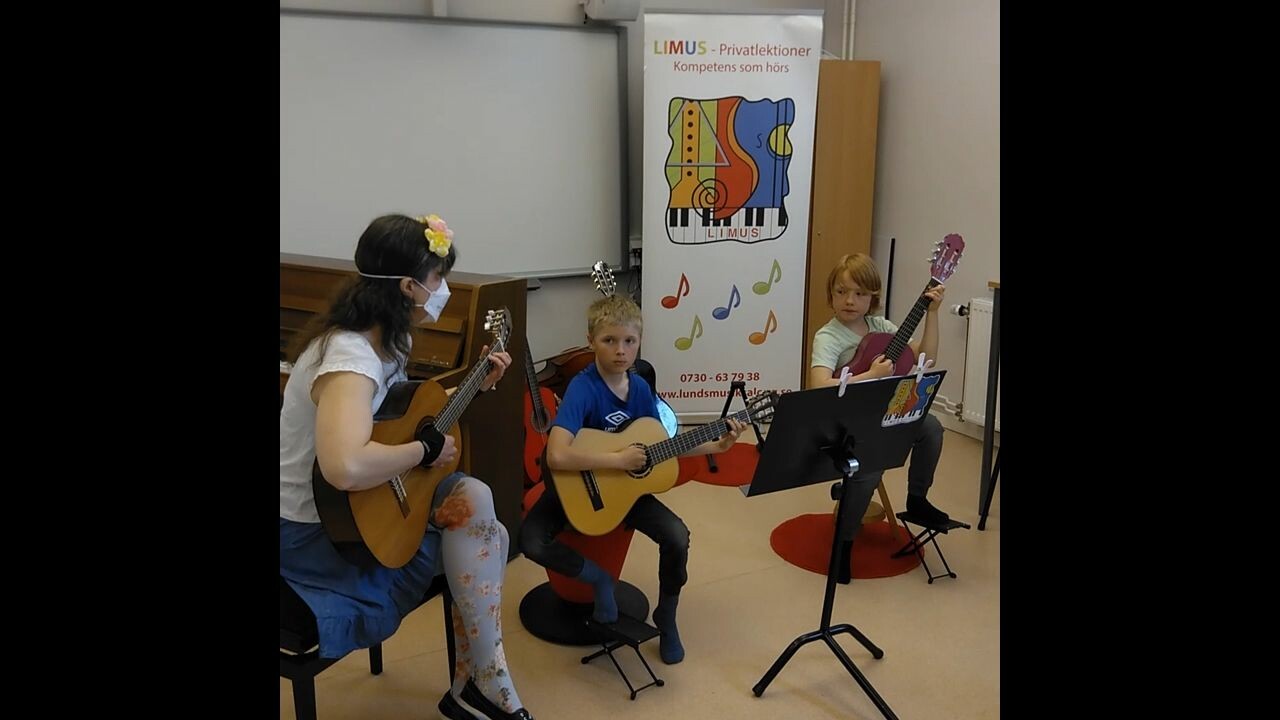 Vilde Bolton och William Dahl-Garmer spelar "En ball groda" och "Broder Jakob"