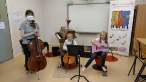 Elsa och Astrid Lundgren Ekholm spelar "Var bor du lilla råtta" och "Valpen min"